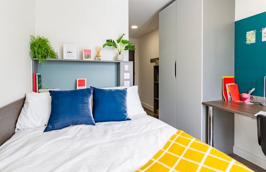 Bronze En Suite